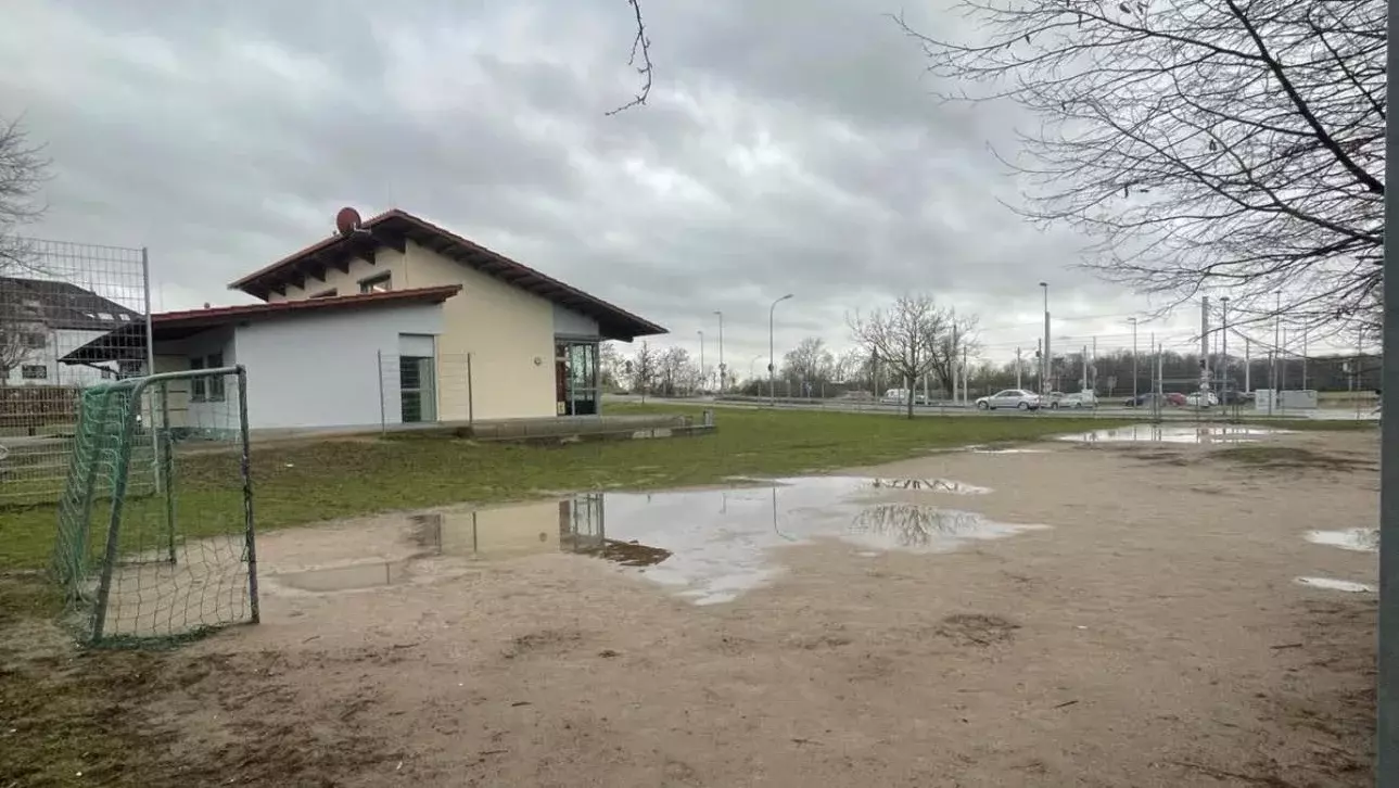 Bolzplatz nach Regen